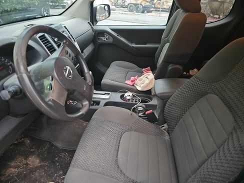 Used 2011 Nissan Frontier SV image 4
