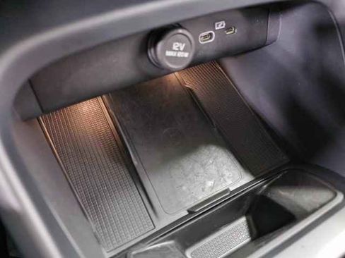 Certified 2025 Volvo XC40 B5 Core image 29