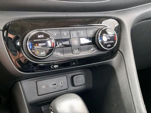 Used 2022 Buick Encore GX Select FWD image 29
