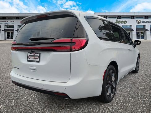 New 2026 Chrysler Pacifica Select FWD image 8