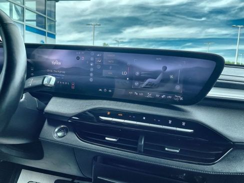 Certified 2025 Buick Enclave Preferred FWD image 13
