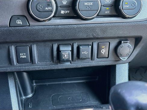 Used 2022 Toyota Tacoma TRD Off-Road RWD image 27