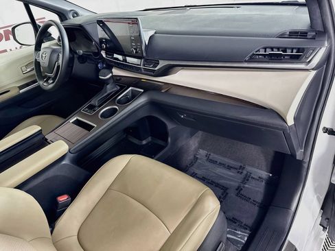 Used 2022 Toyota Sienna XLE w/ XLE Plus Package FWD image 36