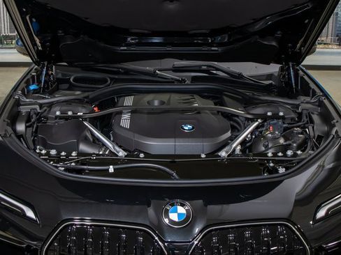 Used 2025 BMW 740i xDrive w/ Premium Package image 5