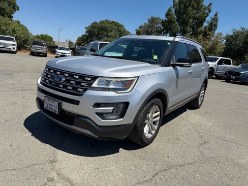 Used 2017 Ford Explorer XLT w/ Equipment Group 201A FWD image 1