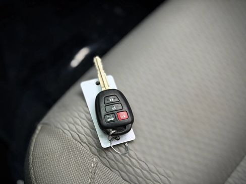 Used 2016 Toyota Corolla LE FWD image 18