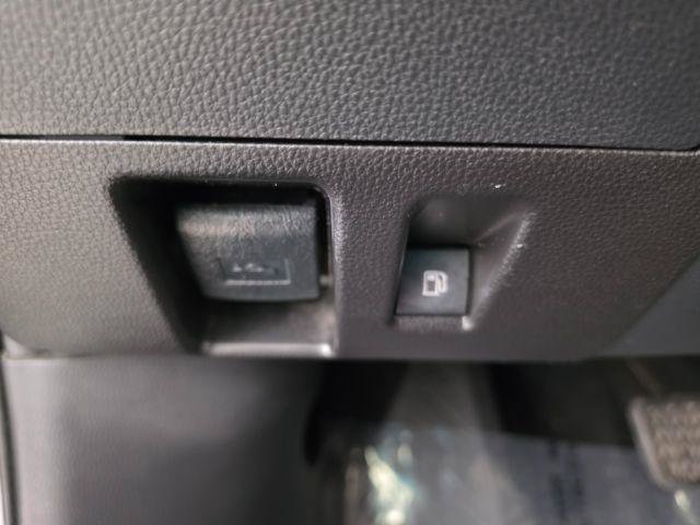 Used 2020 Toyota Highlander XLE AWD/4WD image 18