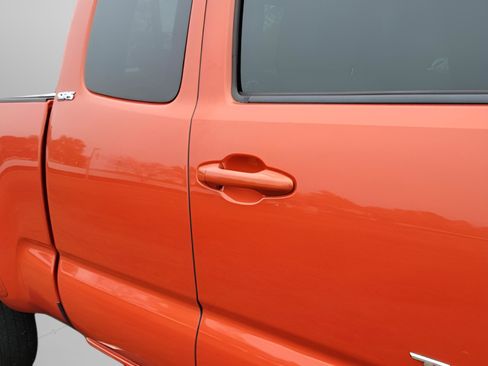 Used 2018 Toyota Tacoma TRD Sport image 17