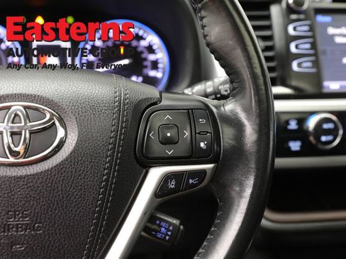 Used 2019 Toyota Highlander XLE AWD/4WD image 16