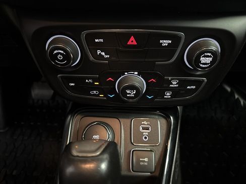 Used 2019 Jeep Compass Latitude AWD/4WD image 32