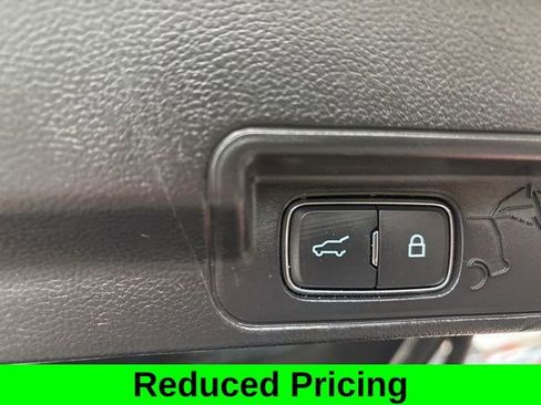 Used 2022 Ford Explorer XLT image 37