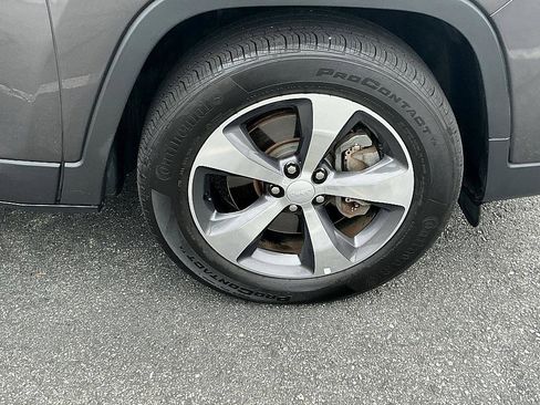 Used 2019 Jeep Cherokee Limited w/ Luxury Group image 10