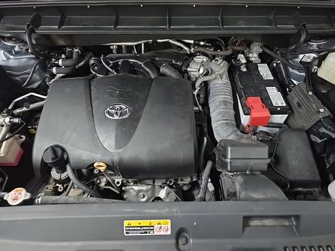 Used 2022 Toyota Highlander XLE AWD/4WD image 13