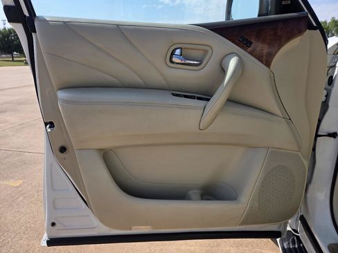 Used 2015 INFINITI QX80 4WD w/ Deluxe Technology Package image 12