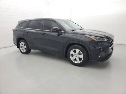 Used 2024 Toyota Highlander LE AWD/4WD image 4