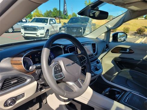 Used 2023 Chrysler Pacifica Limited image 19