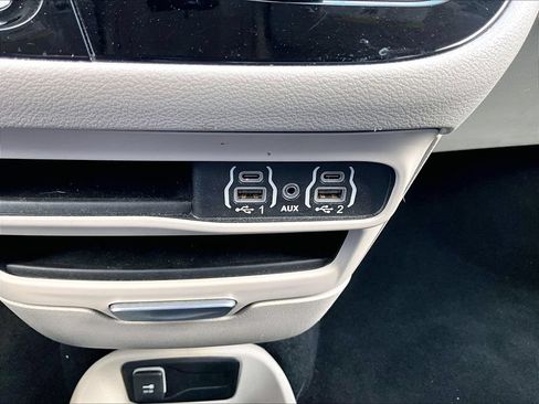 Used 2023 Chrysler Pacifica Touring-L FWD image 19