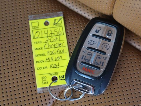 Used 2021 Chrysler Pacifica Pinnacle FWD image 55