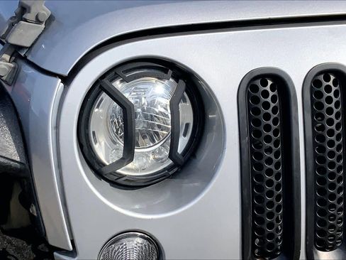 Used 2018 Jeep Wrangler Unlimited Rubicon w/ Connectivity Group AWD/4WD image 23