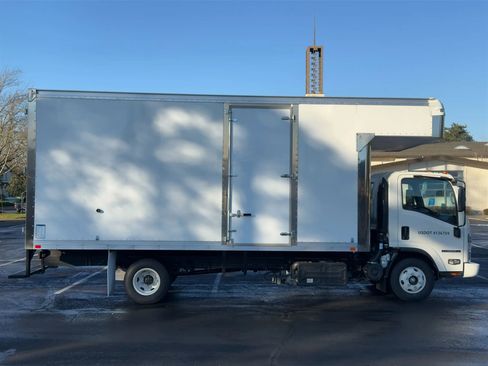 Used 2023 Isuzu NPR image 6