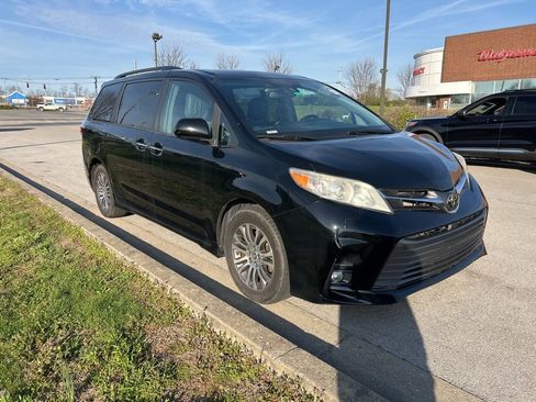 Used 2019 Toyota Sienna XLE image 2