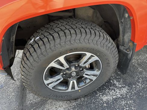 Used 2018 Toyota Tacoma TRD Sport AWD/4WD image 9