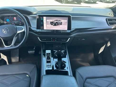Certified 2025 Volkswagen Atlas Cross Sport SE FWD image 19