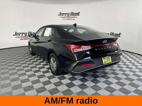 Used 2025 Hyundai Elantra SE image 8