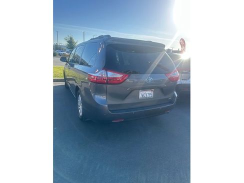 Used 2017 Toyota Sienna FWD image 3