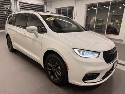 Used 2021 Chrysler Pacifica Touring-L w/ Uconnect Theater Family Group