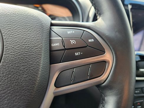 Used 2019 Jeep Cherokee Limited image 30