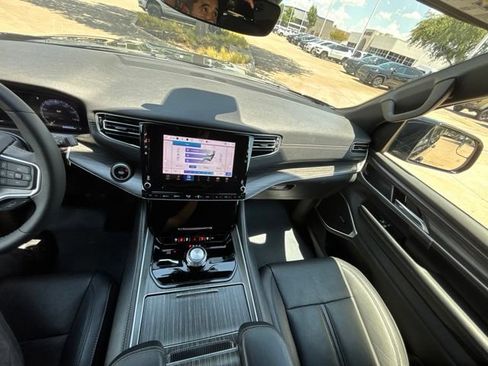 Certified 2024 Jeep Wagoneer L Series II w/ Flexible Seating Group AWD/4WD image 19