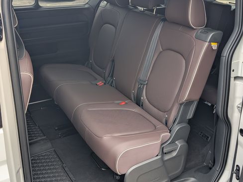 Used 2025 Volkswagen ID. Buzz Pro S RWD image 17