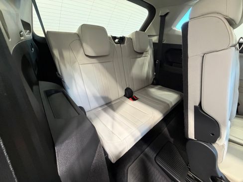 Certified 2023 Volkswagen Tiguan SE FWD image 29