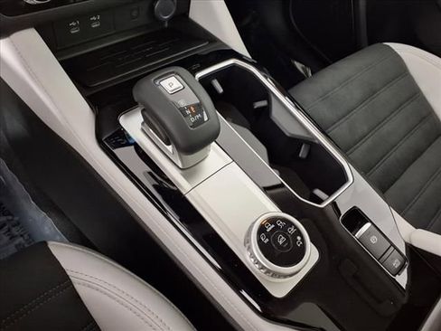 Used 2025 Mitsubishi Outlander SE image 19