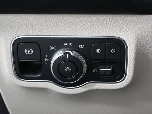 Certified 2025 Mercedes-Benz GLB 250 image 9