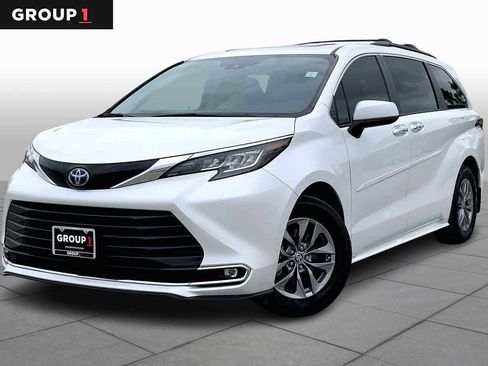 Used 2023 Toyota Sienna XLE image 1