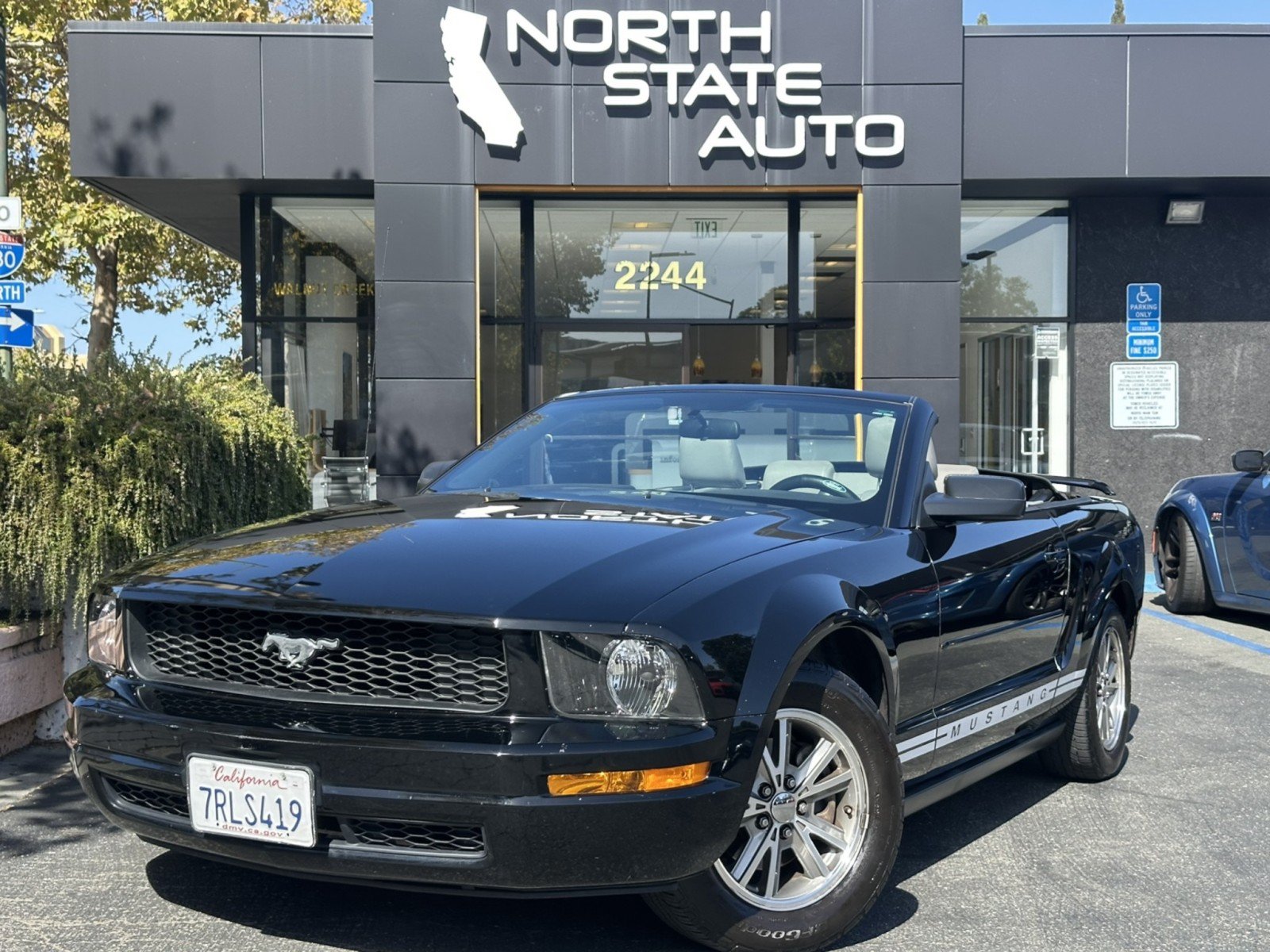 Used 2005 Ford Mustang Premium RWD image 2