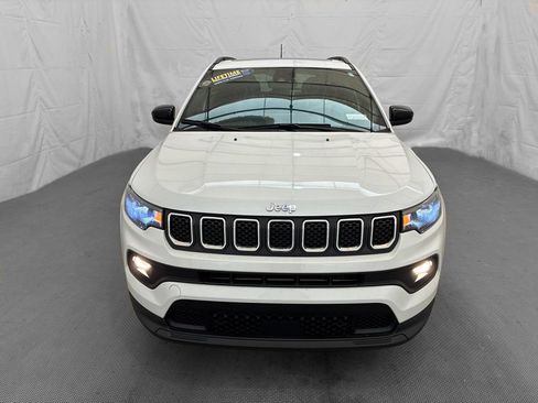Used 2023 Jeep Compass Latitude w/ Sun and Sound Group AWD/4WD image 2