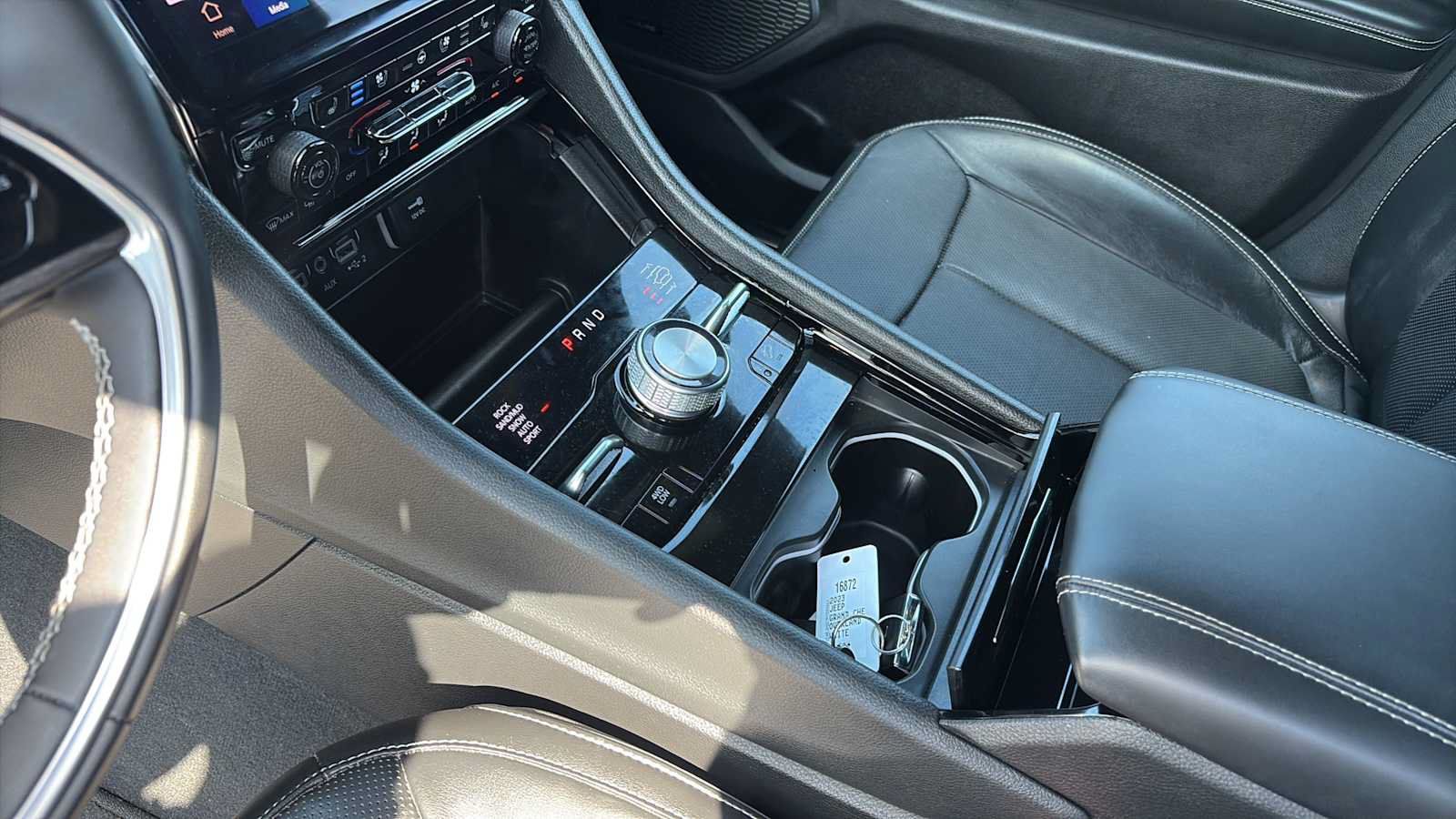 Used 2023 Jeep Grand Cherokee Overland AWD/4WD image 19