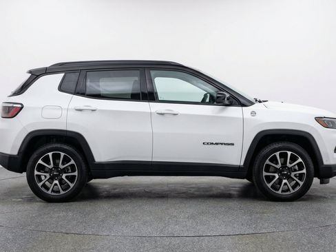 Used 2025 Jeep Compass Trailhawk AWD/4WD image 11