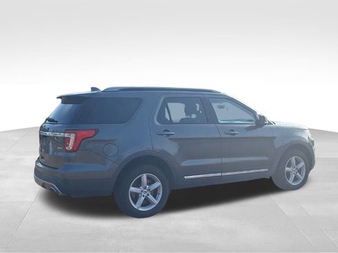 Used 2017 Ford Explorer XLT w/ Equipment Group 202A image 8