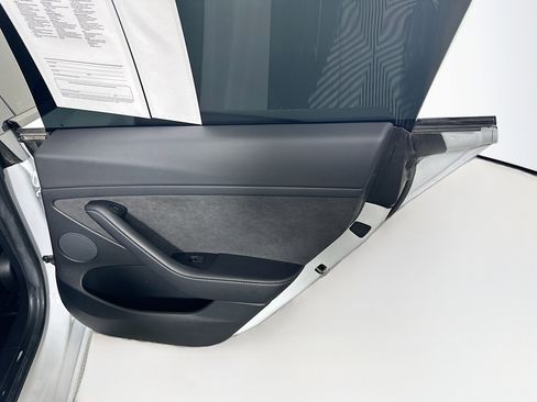 Used 2021 Tesla Model 3 Performance image 29