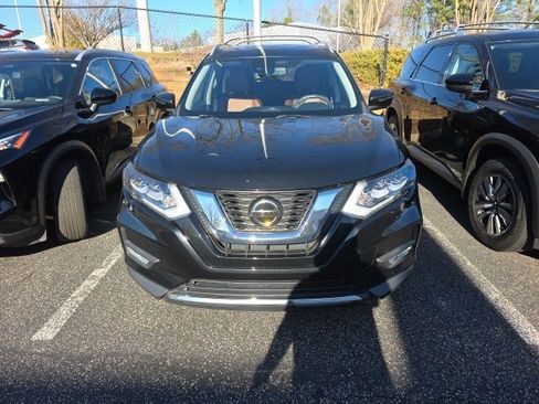 Used 2018 Nissan Rogue SL w/ Premium Package image 2