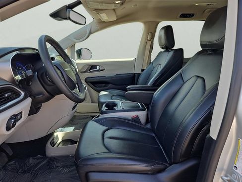 Certified 2024 Chrysler Pacifica Touring-L FWD image 11