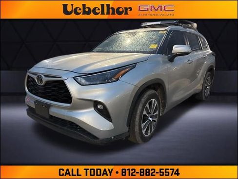 Used 2023 Toyota Highlander XLE FWD image 1