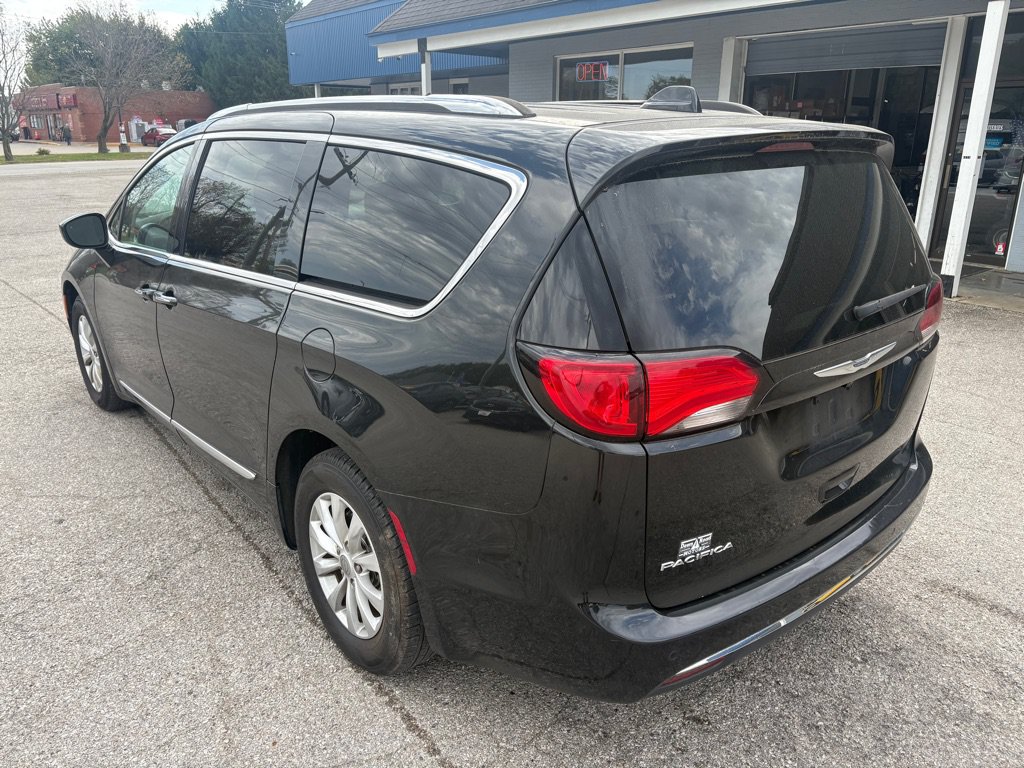 Used 2019 Chrysler Pacifica Touring-L FWD image 6