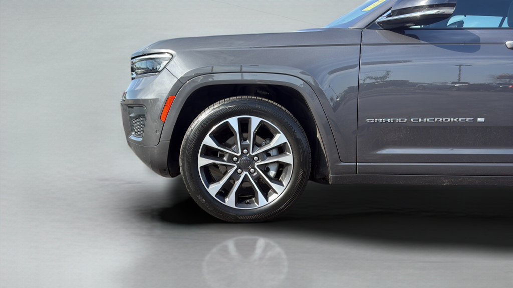 Used 2022 Jeep Grand Cherokee Overland w/ Luxury Tech Group IV AWD/4WD image 29