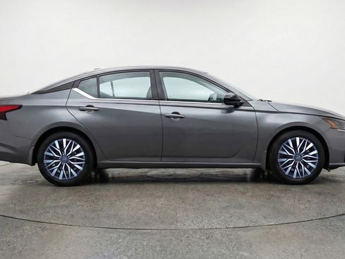 Used 2025 Nissan Altima 2.5 SV FWD image 11
