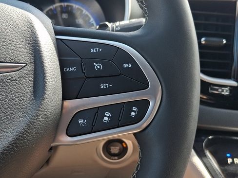 Used 2024 Chrysler Pacifica Touring-L FWD image 23